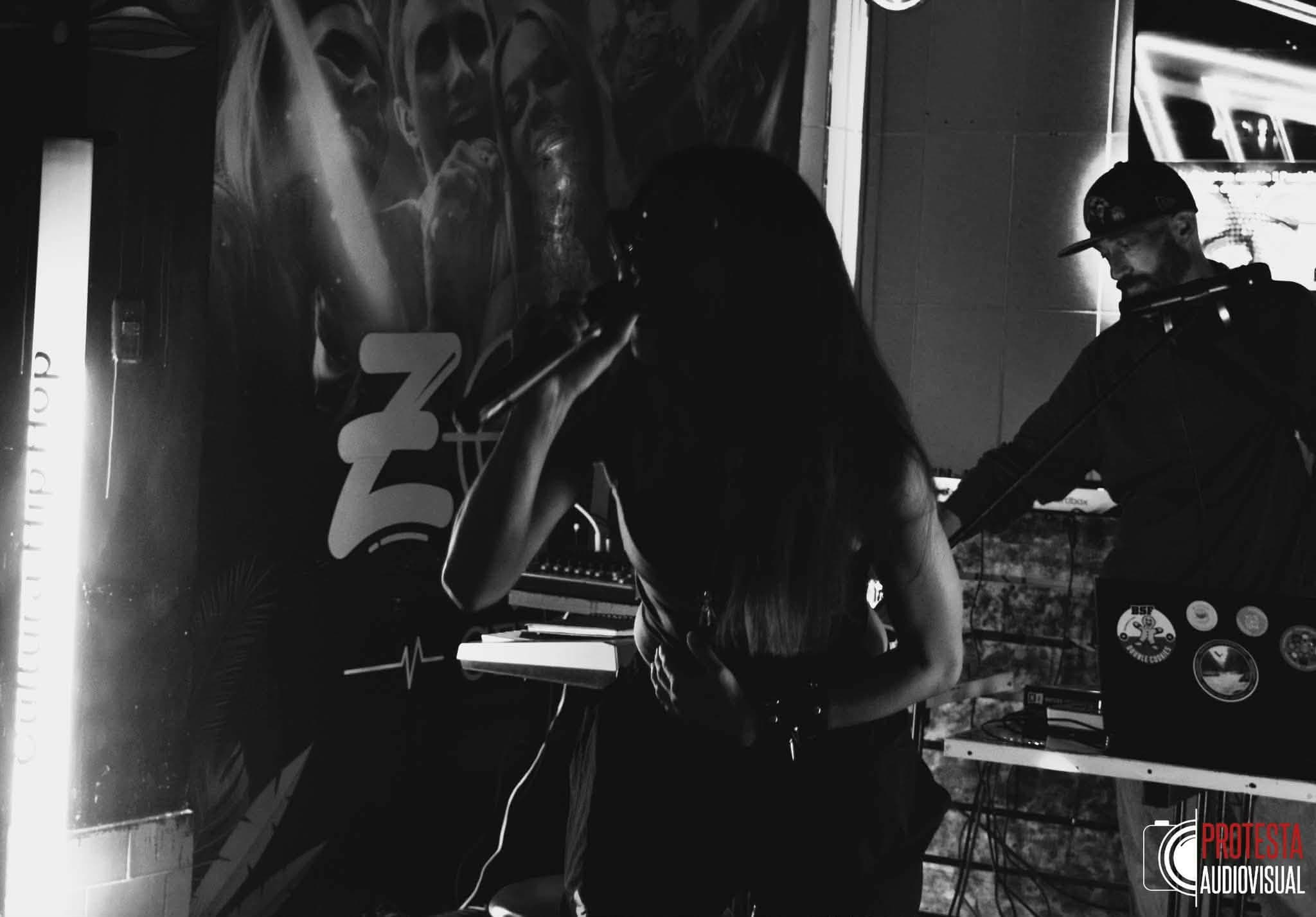 Andrea Vaca de espaldas en el escenario, en blanco y negro